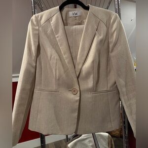 Le Suit Women's Cream Blazer and skirt